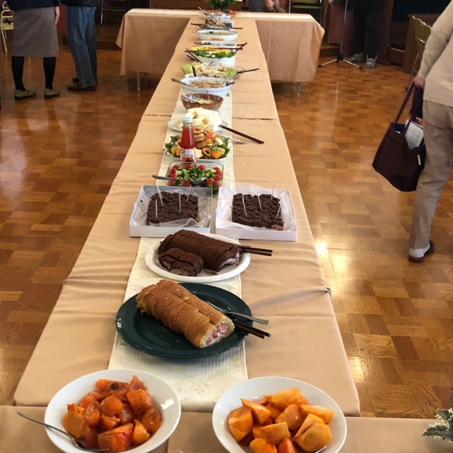 クリスマス記念礼拝の後、女性の会の方々の食事持ち寄りにより、祝会を行いました。