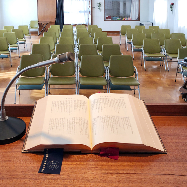 礼拝の説教が行われる「講壇」から撮影してみました。始めてくる方のために座席は十分な数が用意されています。