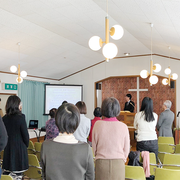 毎週日曜日に開かれる礼拝の一コマ。「教会に行ってみたいけど、どんな服装をしていけばいいの？」と不安な方は、この写真を参考にしてください。（普通の私服でまったく問題ないのです）