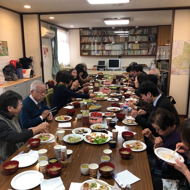 月に一度、みんなで共に食事をする愛餐会を行なっています。誰でも参加できます！