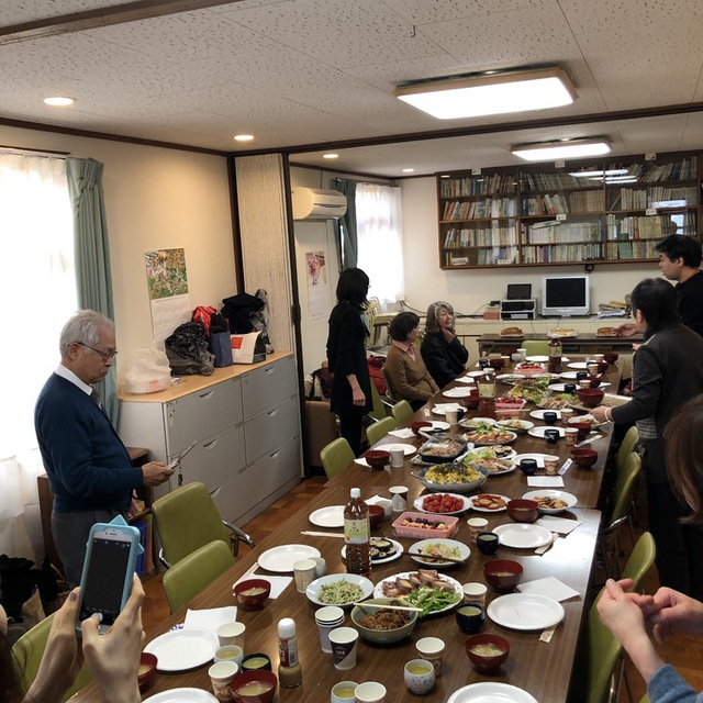 月に一度、みんなで共に食事をする愛餐会を行なっています。
誰でも参加できます！