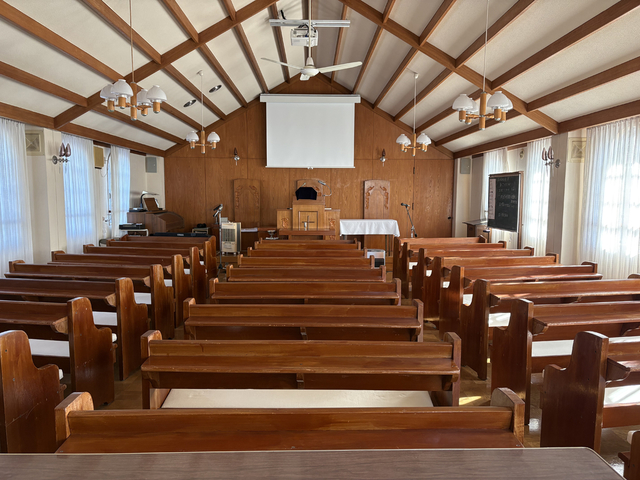 モリーさんの この一枚「津島教会の礼拝堂は2階にあります。木製のベンチが整然と並びます。座席は十分な数をご用意しております。」