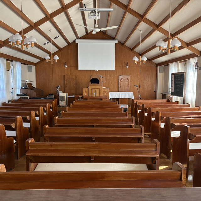 津島教会の礼拝堂は2階にあります。木製のベンチが整然と並びます。座席は十分な数をご用意しております。