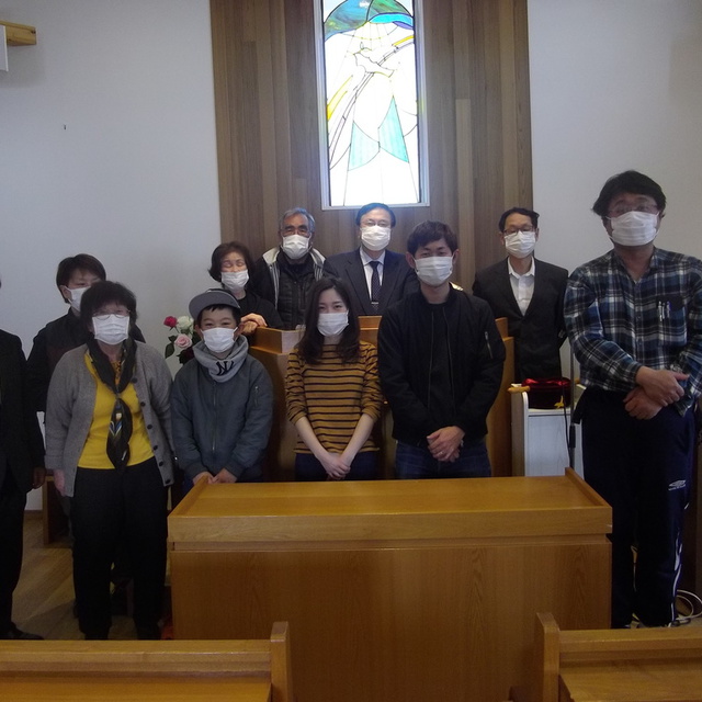 新型コロナウィルスの感染防止のため、皆さんがマスクを着用しています。日本全国、明日3/2から一ヶ月間、小学校、中学校、高校が休校になりました。