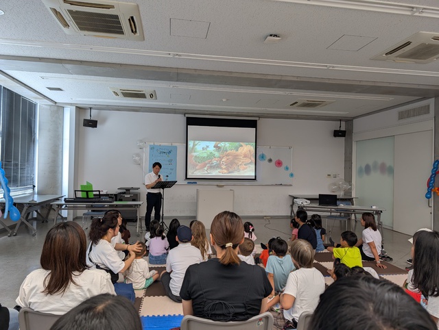 サンディさんの この一枚「夏のこども聖書学校。多くの子どもたちが集まってくれました。」