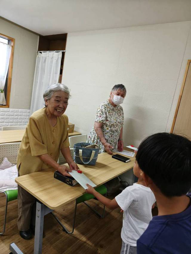 サンディさんの この一枚「シメオンの会(御高齢の皆さま)のお祝いに来年のカレンダーをプレゼント♪」