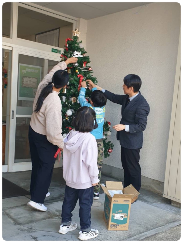 サンディさんの この一枚「アドベントを迎えました。日曜学校の子供達とクリスマスツリーを飾りました。」