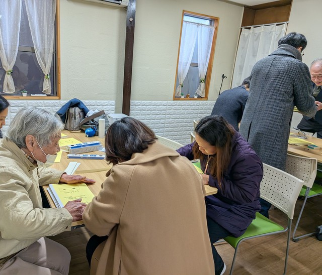 サンディさんの この一枚「会員総会に向けて年報製本の作業です。」