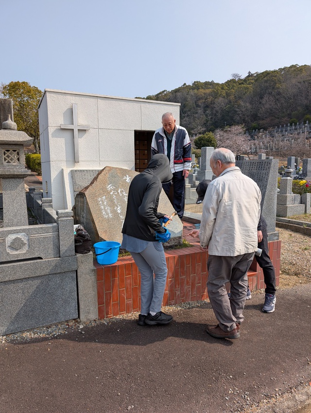 サンディさんの この一枚「イースターの午後に持たれる3教会合同野外墓地礼拝に備えて行った墓地の清掃。」