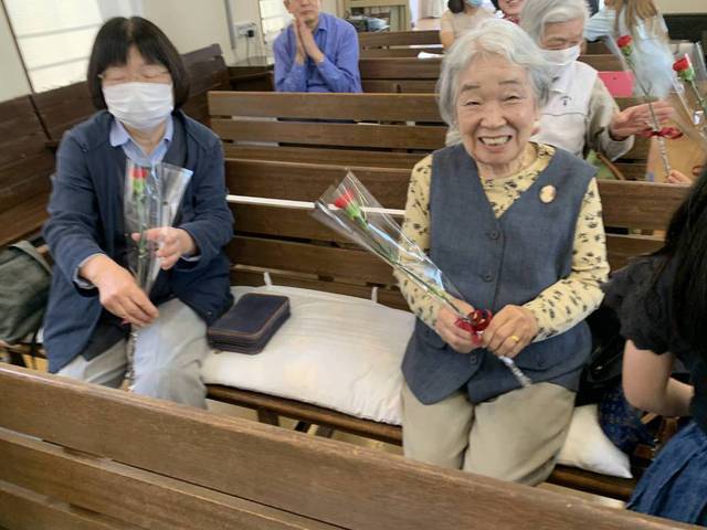 サンディさんの この一枚「日曜学校の子どもたちから、母の日のカーネーションをいただきました♪」