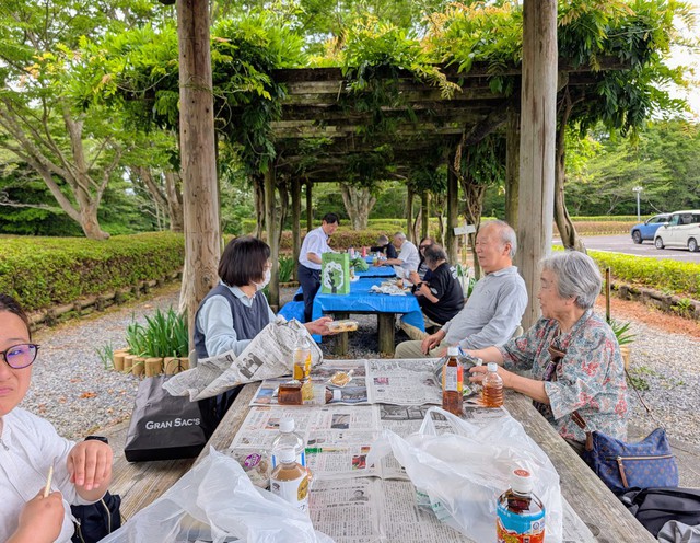 サンディさんの この一枚「自然の匂いを感じながら持たれたペンテコステ野外礼拝と交わりのひと時♪」