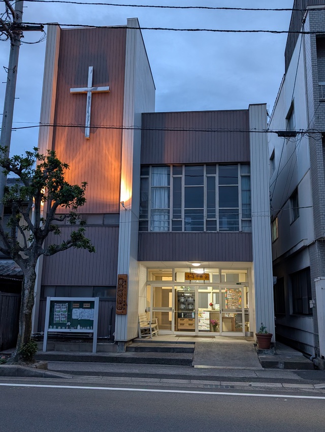 サンディさんの この一枚「静かな夜のひと時、祈祷会が始まります。」