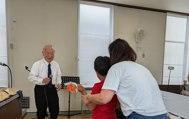サンディさんの この一枚「SSの子どもたちから父の日にバラのプレゼント♪」