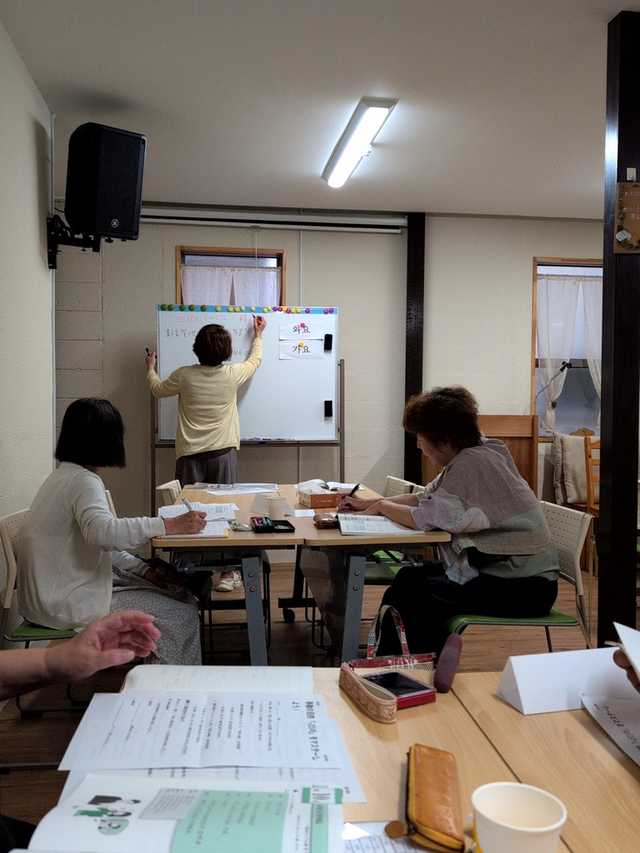 サンディさんの この一枚「楽しい韓国語教室♪韓国語の聖句も教えていただきます。」