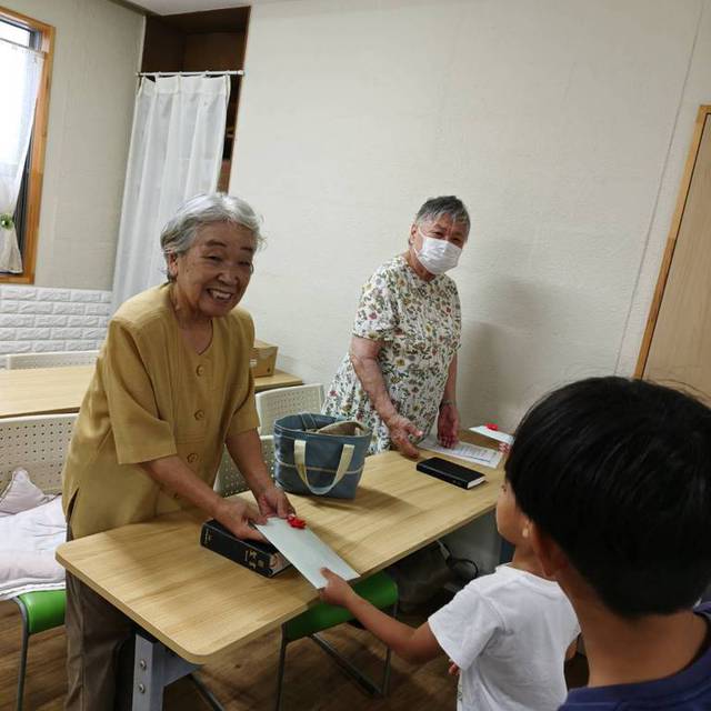シメオンの会(御高齢の皆さま)のお祝いに来年のカレンダーをプレゼント♪