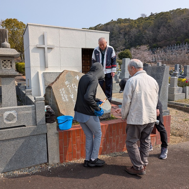 イースターの午後に持たれる3教会合同野外墓地礼拝に備えて行った墓地の清掃。