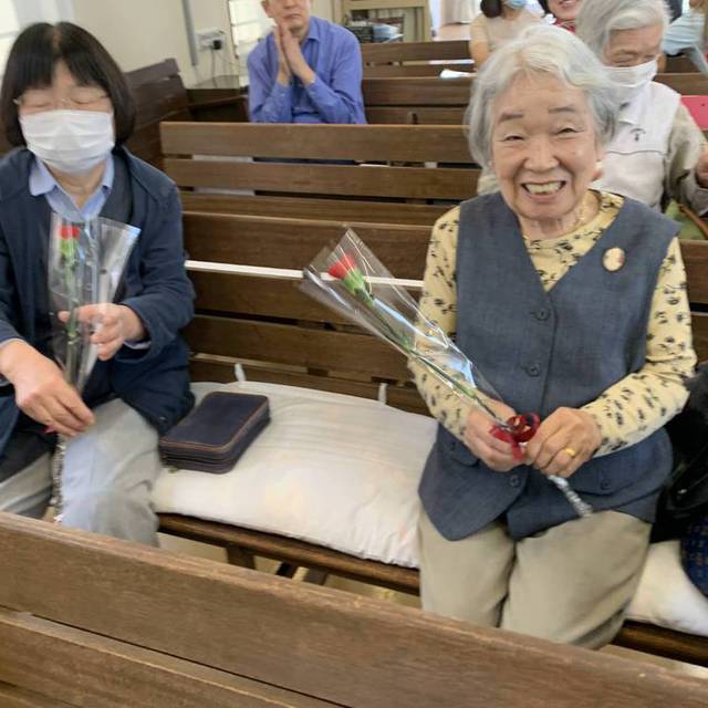 日曜学校の子どもたちから、母の日のカーネーションをいただきました♪