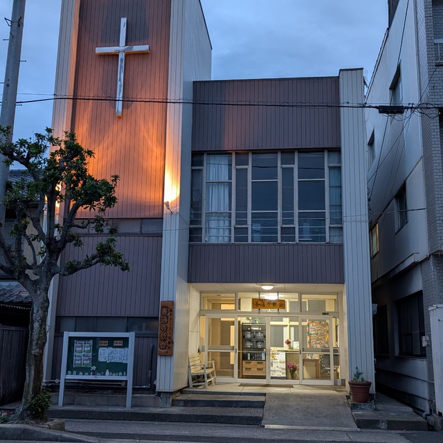 静かな夜のひと時、祈祷会が始まります。